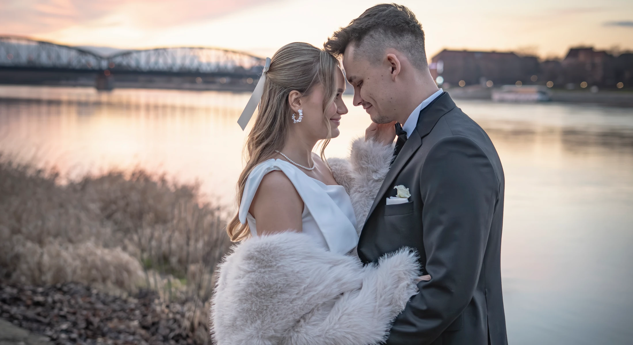 Sesja ślubna Toruń – Para Młoda nad Wisłą o zachodzie słońca z mostem w tle