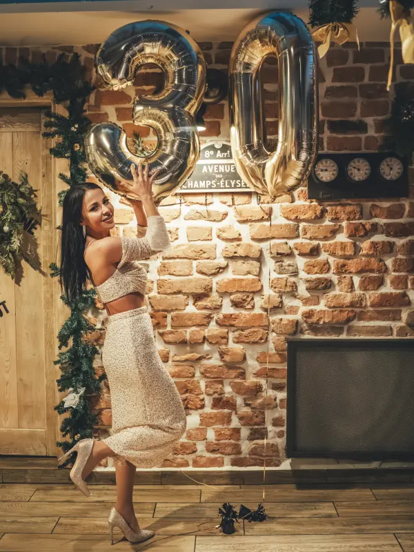 Jubilatka z balonami 30 podczas urodzin – fotografia eventowa w Toruniu