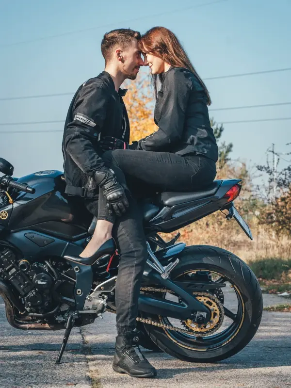 Fotografia par w Toruniu – sesja narzeczeńska na motocyklu