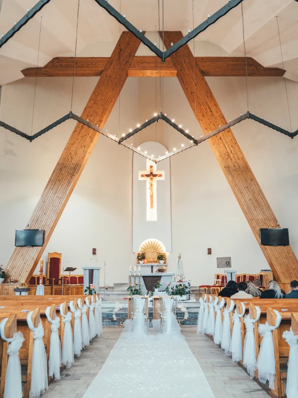 Fotografia ślubna Toruń – dekoracje kościoła i przygotowania do ceremonii