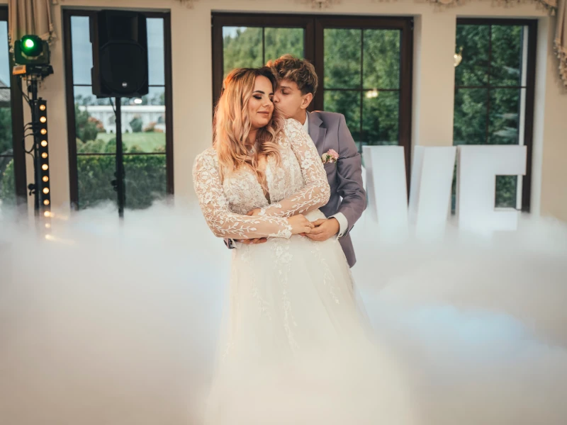 Fotografia ślubna Toruń – pierwszy taniec pary młodej na weselu