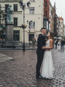 Plenerowa sesja ślubna w Toruniu przy pomniku Mikołaja Kopernika – fot-city fotografia