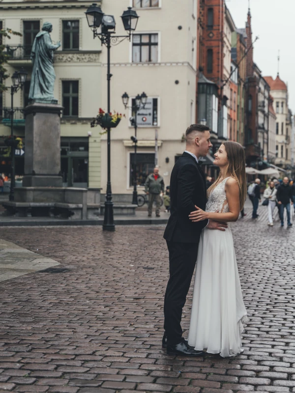 Plenerowa sesja ślubna w Toruniu przy pomniku Mikołaja Kopernika – fot-city fotografia