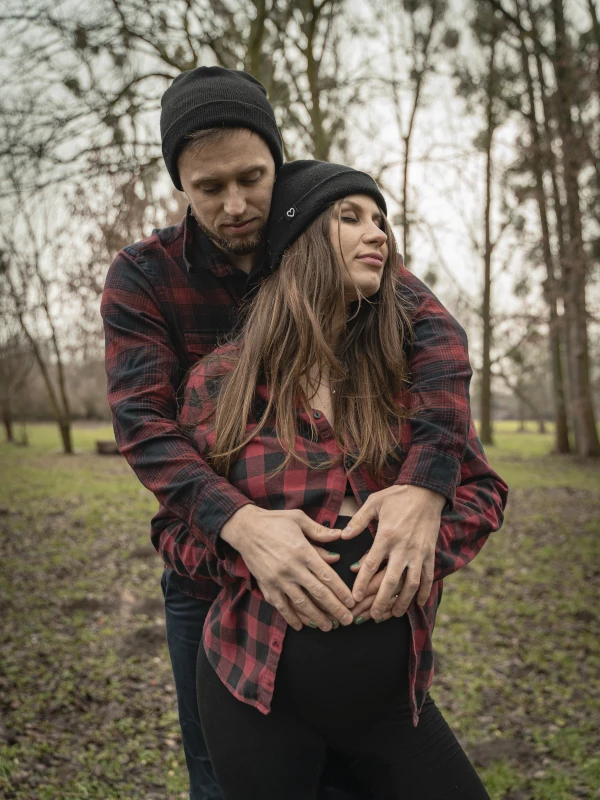 Sesja ciążowa w Toruniu – para w koszulach w kratę podczas romantycznej plenerowej fotografii – fot-city fotografia