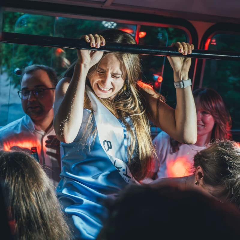 Reportaż z urodzin w starym autobusie w Toruniu – fotografia eventowa