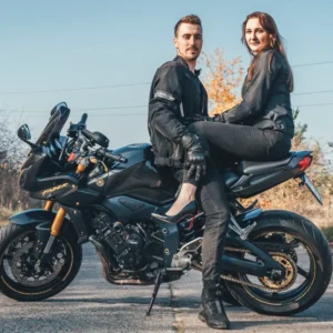 Sesja lifestyle pary na motocyklu – fotografia plenerowa Toruń