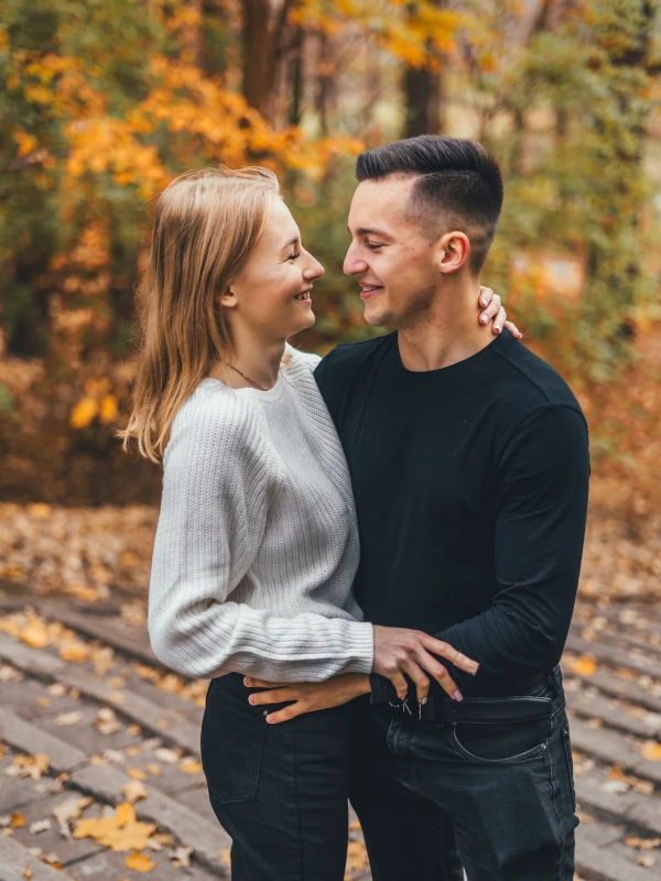 Sesja narzeczeńska Toruń – romantyczna fotografia pary w jesiennej scenerii parku