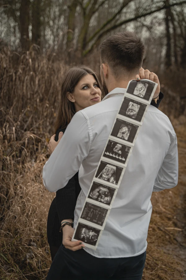 Plenerowa sesja rodzinna w Toruniu – para oczekująca narodzin dziecka ze zdjęciami USG – fot-city fotografia