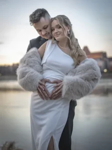 Romantyczna sesja ślubna nad Wisłą w Toruniu – para młoda w objęciach