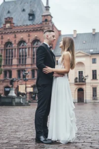 Fotografia ślubna Toruń – para młoda podczas sesji plenerowej na Starym Mieście