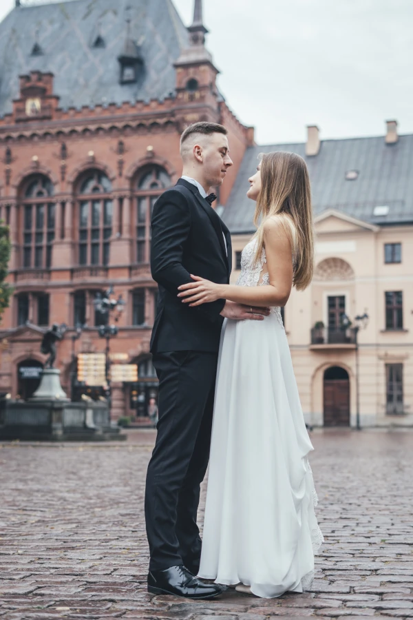 Fotografia ślubna Toruń – para młoda podczas sesji plenerowej na Starym Mieście