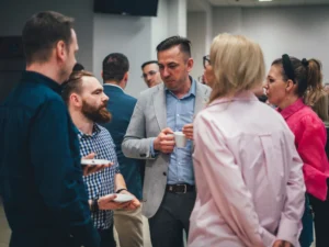 Networking i rozmowy biznesowe podczas spotkania LeanConnect w Toruniu