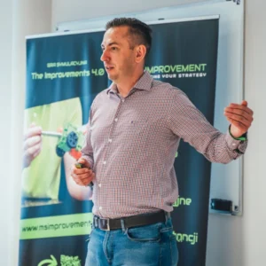 Prelegent prowadzący szkolenie biznesowe i prezentację lean management w Toruniu