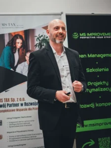 Prelegent podczas wystąpienia na spotkaniu networkingowym LeanConnect w Toruniu