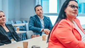 Uczestnicy spotkania networkingowego LeanConnect w sali konferencyjnej