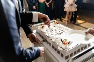 Studniówka 2023 Toruń – uroczyste krojenie tortu przez uczniów podczas balu