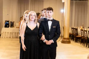 Fotografia studniówkowa – polonez otwierający bal 2023 w Toruniu