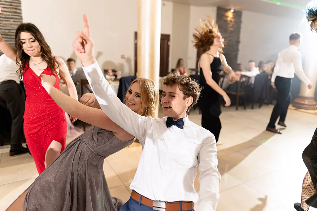 Studniówka 2023 Toruń – uczniowie tańczą i bawią się podczas balu