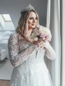 Panna młoda w sukni ślubnej z bukietem kwiatów – reportaż ślubny Toruń