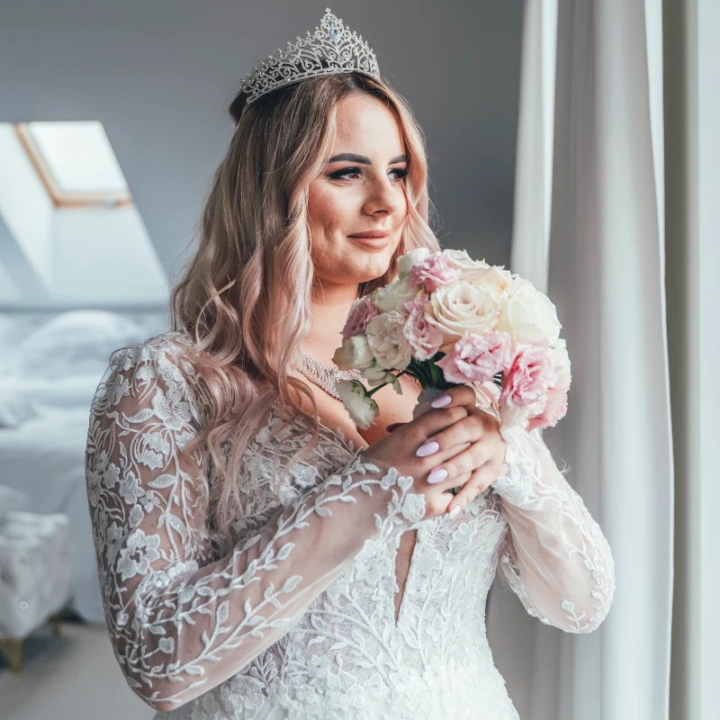 Panna młoda w sukni ślubnej z bukietem kwiatów – reportaż ślubny Toruń