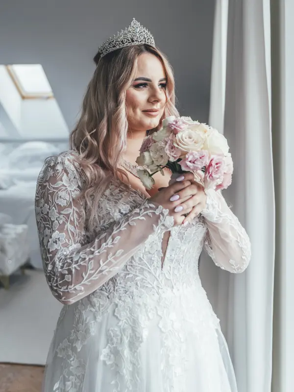 Panna młoda w sukni ślubnej z bukietem kwiatów – reportaż ślubny Toruń