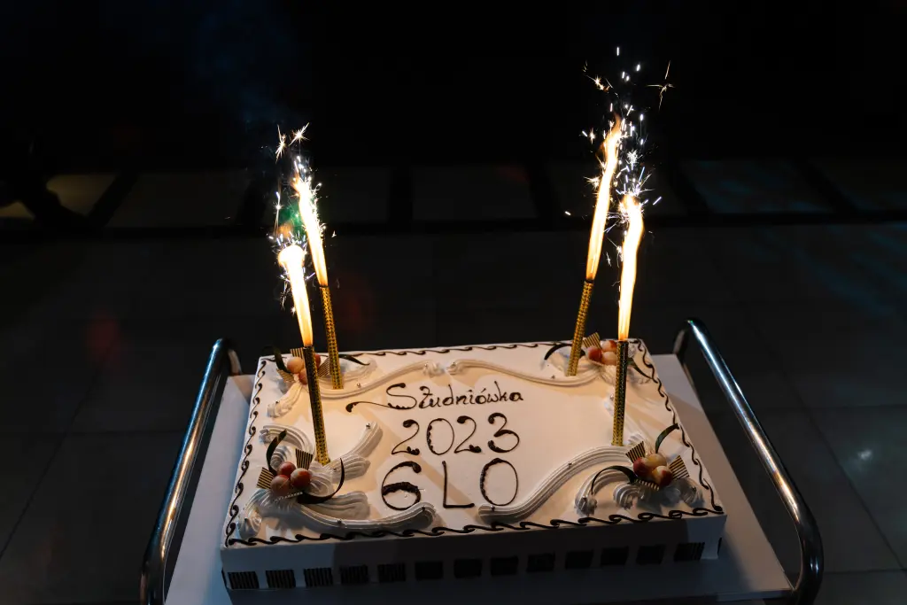 Studniówka 2023 w Toruniu – tort z fajerwerkami podczas balu maturalnego