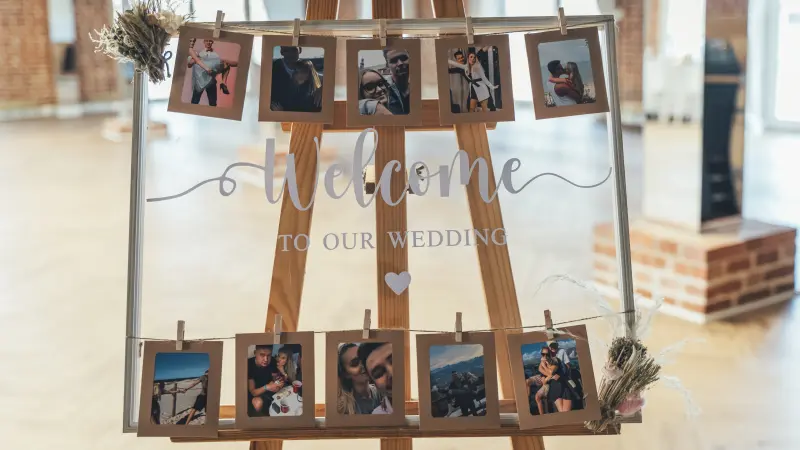Fotografia ślubna Toruń – dekoracje weselne i powitalna tablica z historią pary